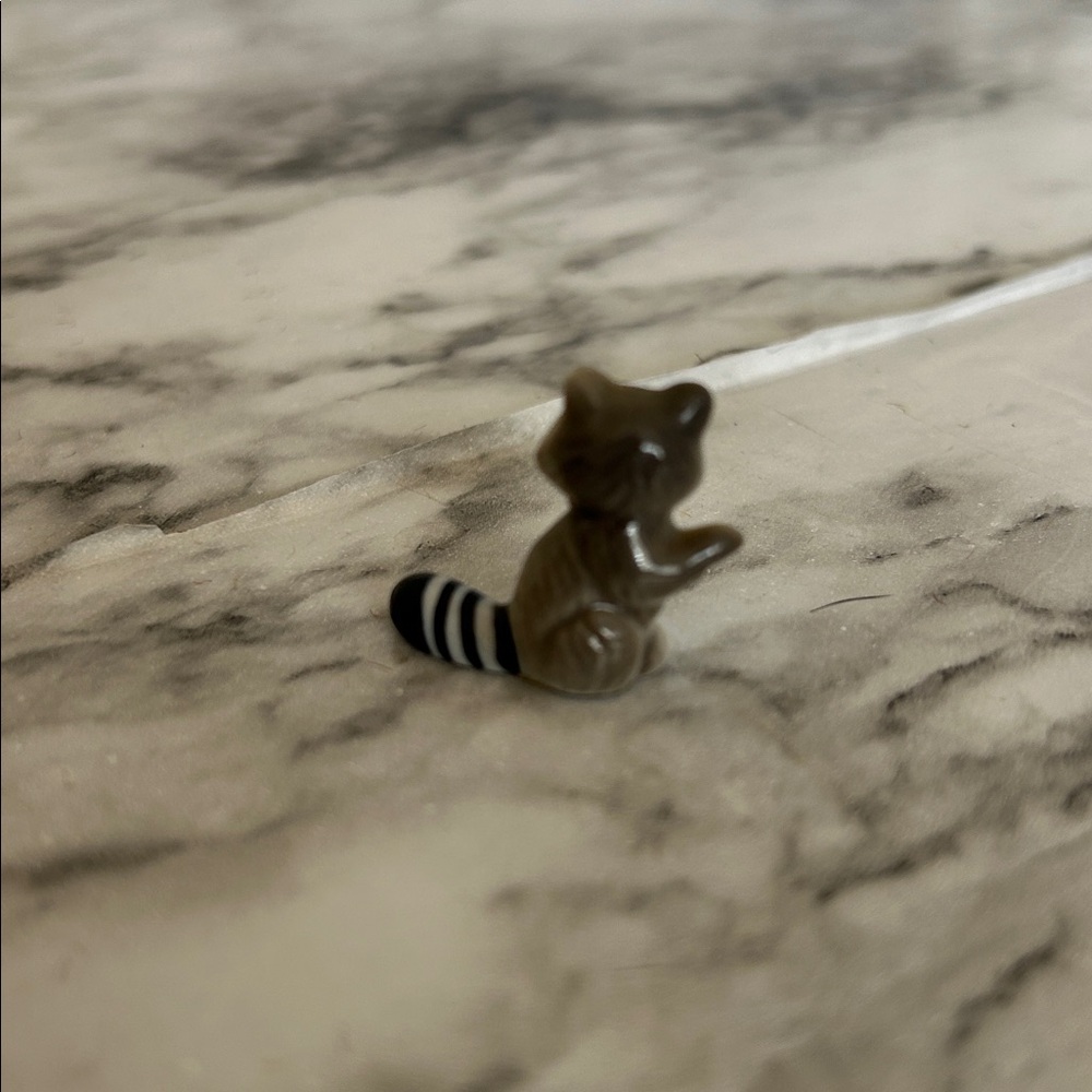 Set 3 raccoon figurines trinkets, 1 marked Bug house Japan, 1 Bug House Taiwan - Picture 10 of 11